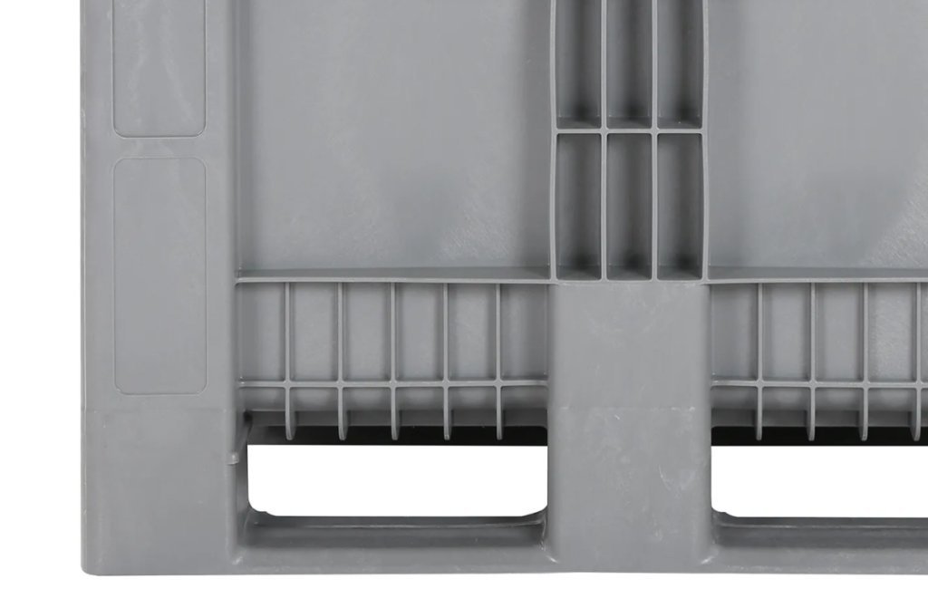Unterseite und Kufen von CB3 High Palettenboxen von Transoplast