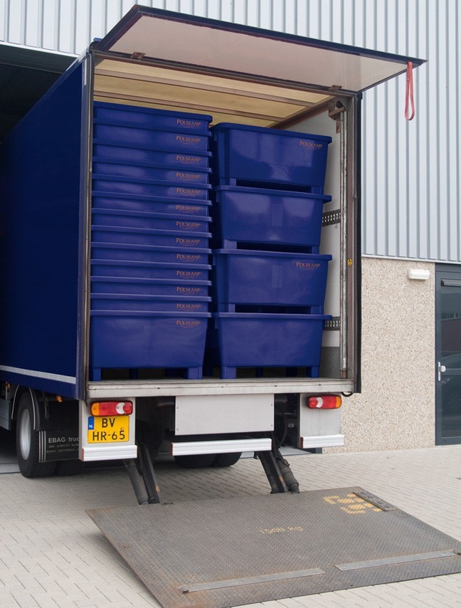 Stapel-nestbare Boxen in einem LKW Transoplast